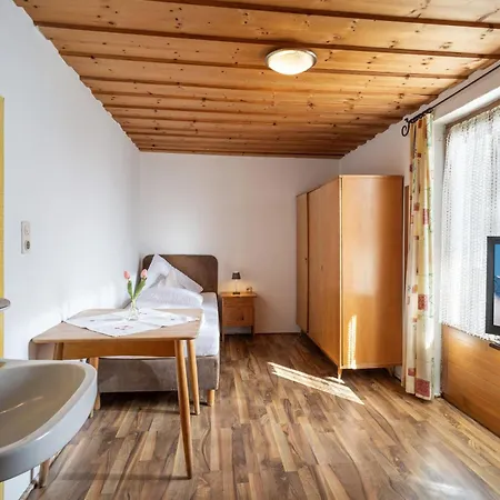 Berggasthof Geislerhof ホームステイ トゥクス